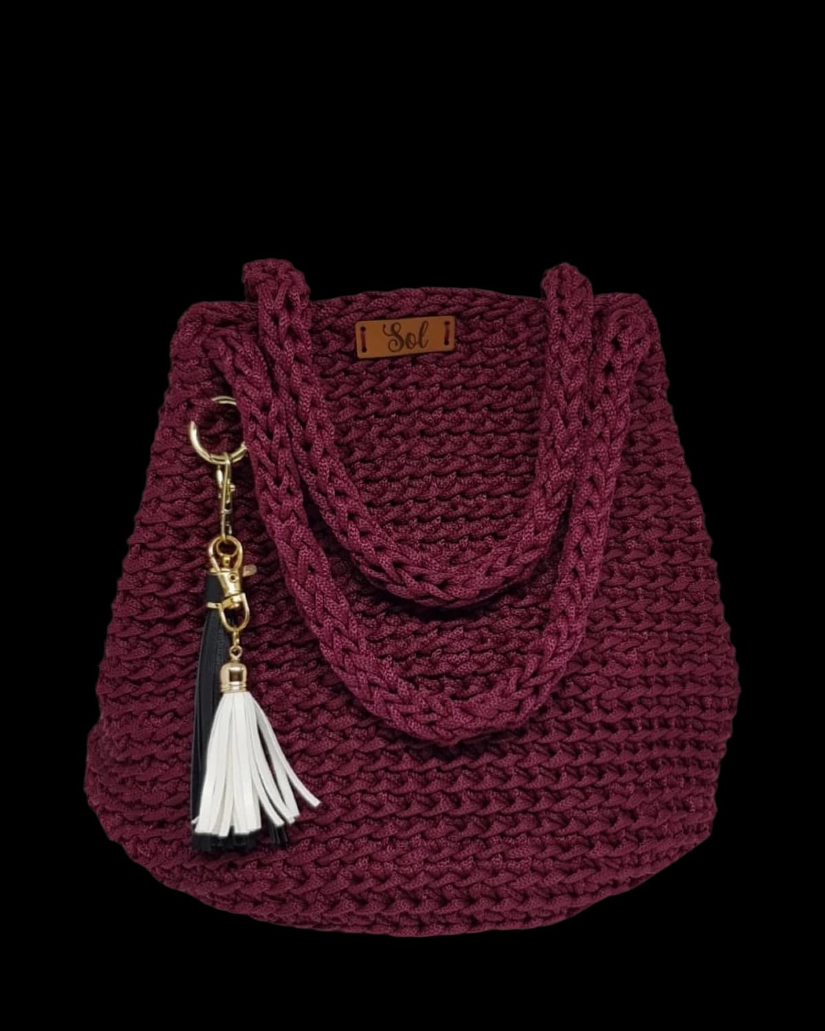 Bolsa Istambul vinho, grande, em crochê de fio náutico com alças de cordão e tassel branco, foto de catálogo em fundo neutro