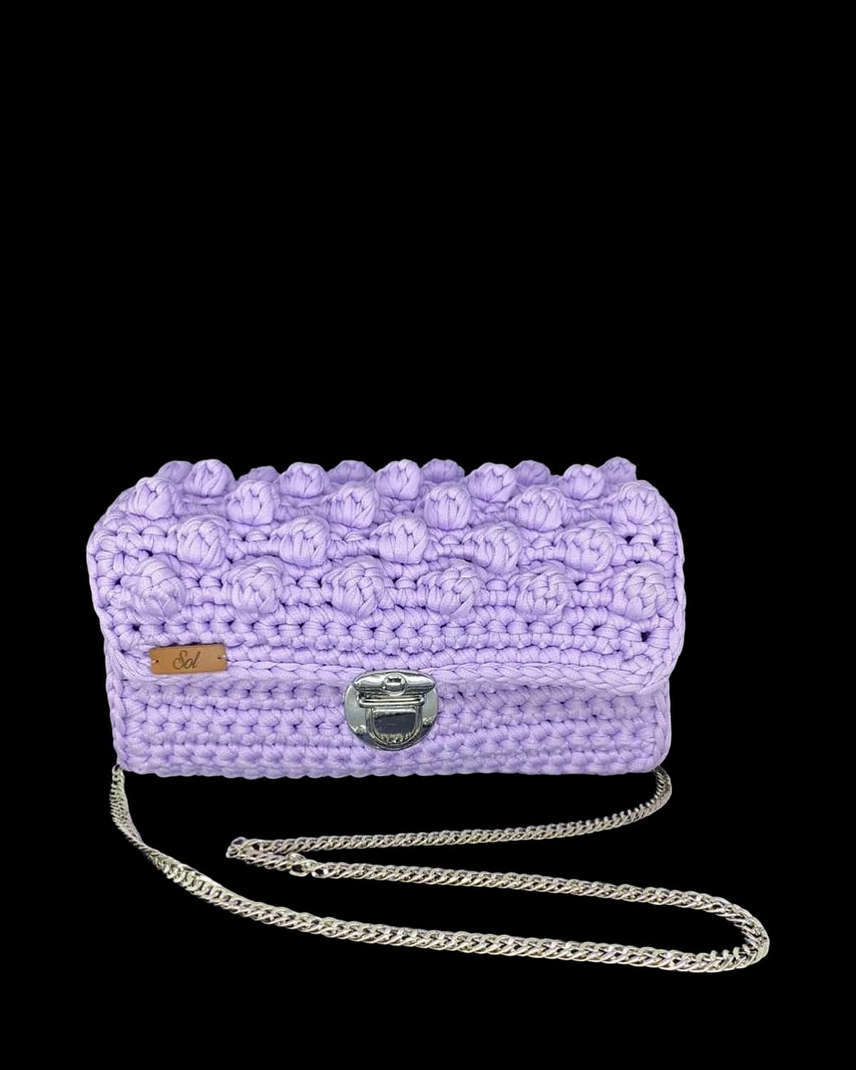 Bolsa Kyoto lilás com aba em ponto pipoca, fecho prateado e corrente fina, foto de catálogo em fundo neutro